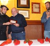 Francisco Garraza recogiendo el premio de manos del Cocinero José Luis Vicente. A su derecha, Jesús Aguirre, el actual presidente de la DO Piquillo de Lodosa.